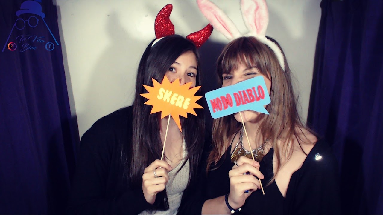 Amigas posando con props divertidos en la fotocabina de Te Veo Bien Fotocabina